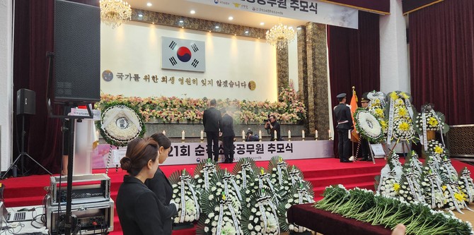 2024년 제21회 순직 소방공무원 추모식 중 대전현충원 현충관에서 분향하고 있다. ⓒ 소방청