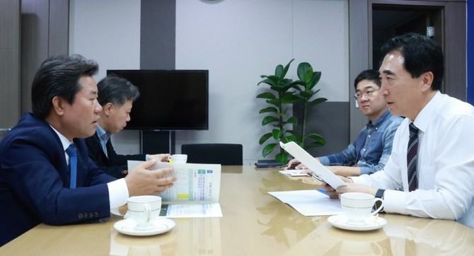 박정현 부여군수가 지난 22일 서울 국회의사당을 방문해 박수현 국회의원을 만나 2026년도 증액 요구 사업 건에 대해 지원을 요청하고 있다. ⓒ 부여군