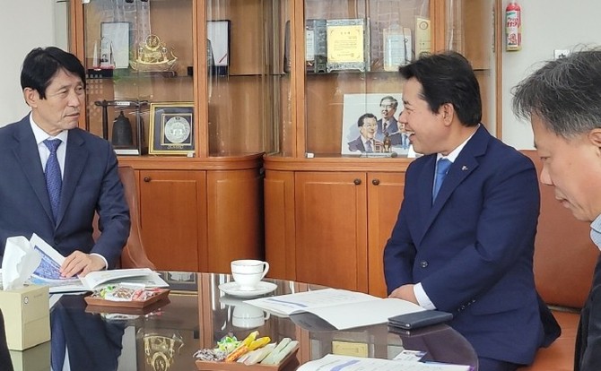 박정현부여군수가 지난 22일 서울 국회의사당을 방문해 이학영 국회의원을 만나 면담을 갖고 2026년도 증액 요구 사업 건에 대해 지원을 요청하고 있다. ⓒ 부여군