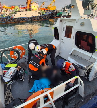 목포해양경찰서 대원들이 긴급 구조작업을 벌이고 있다. ⓒ 목포해경