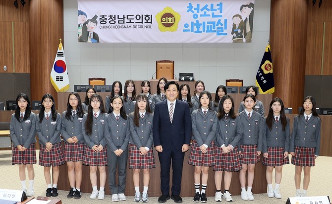 23일 천안서여자중학교 학생 22명을 대상으로 '청소년 의회교실'을 운영 후 기념촬영을 하고 있다. ⓒ 의회사무국