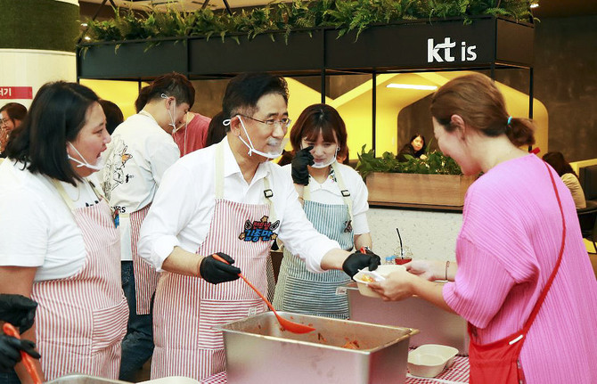김종만 전무(왼쪽 두번째)가 KT고객센터에 마련된 분식 나눔 행사에 직접 참여하며 직원들과 함께하고 있다. ⓒ KTis