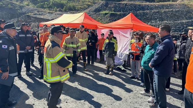 24일 현장 지휘관이 구조·수색 진행 상황을 보고하는 가운데, 관계자들이 사고 현장에서 대응 방안을 논의하고 있다. ⓒ 보령소방서