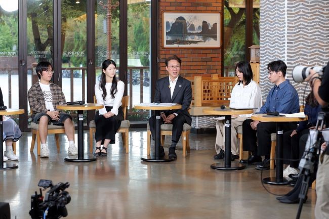김민석 국무총리가 10월 22일(수) 계명대 성서캠퍼스 바우어신관 인터내셔널라운지에서 열린 ‘미래대화 1·2·3#일자리 간담회’에서 대구 지역 청년들과 토론을 진행하고 있다. ⓒ 계명대학교