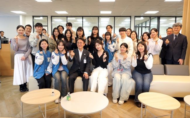 김민석 국무총리가 진로 상담 후 계명대 학생들과 컨설턴트와 함께 기념촬영을 하고 있다. ⓒ 계명대학교