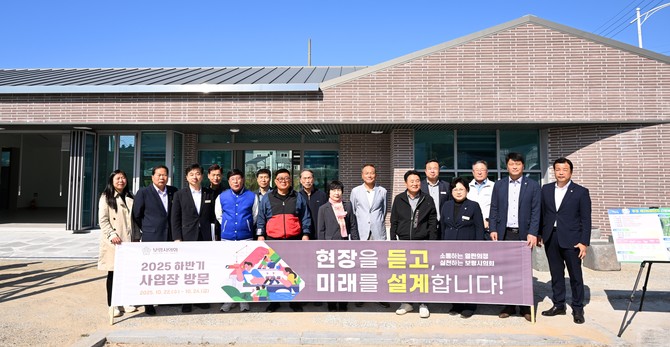 관내 주요 사업장 17개소를 방문해 사업 추진 현황을 점검 후 기념촬영을 하고 있다. ⓒ 의회사무국