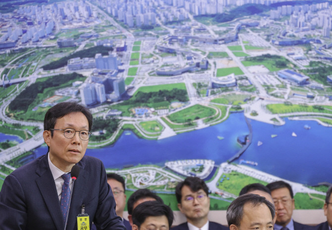 2025년도 국토위 산하 기관에 대한 국정감사에서 의원 질의에 답하는 김규철 국토부 주택토지 실장. © 연합뉴스
