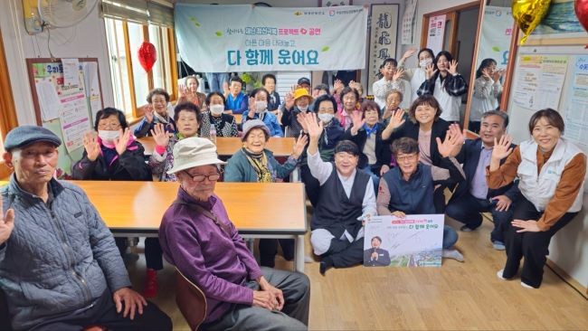 의성군은 산불 피해 지역 주민들의 지속적인 마음 건강 회복을 위해 기웅아재의 '찾아가는 재난 정신극복 프로젝트' 순회공연을 다시 진행한다. ⓒ 의성군