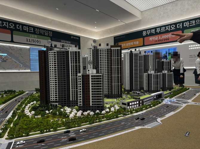 풍무역 푸르지오 더 마크 견본주택 내 마련된 단지 모형도. = 김주환 기자
