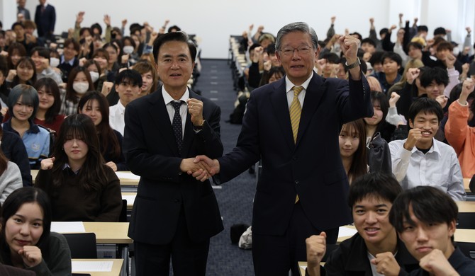 김태흠 충남지사가 24일 일본 야마토대학을 방문해 1학년 학생들을 대상으로 한 특강을 마친 후 타뇨세 료타로 야마토대학 총장, 학생들과 함께 기념촬영을 하고 있다. ⓒ 충남도