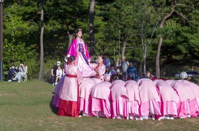 안동의 대표적인 여성 대동놀이 '놋다리밟기' 공연 모습. ⓒ 안동시
