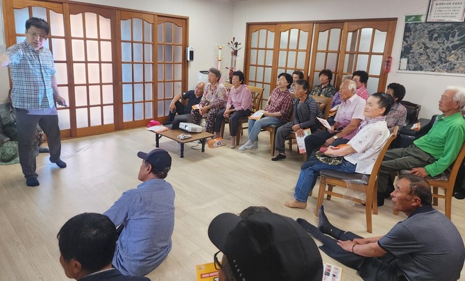 농업인 농약안전관리 기술 시범사업을 진행하고 있다. ⓒ 태안군