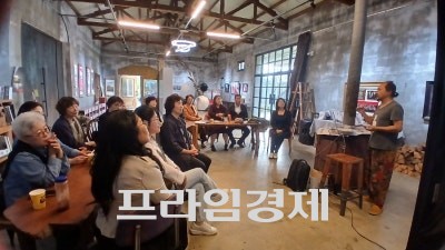 지난 19일 '빽방앗간'에서 백승휴 포토테라피가 교육생들에게 "자신이 원하는 나, 보여주고 싶은 나를 사진 속에 담아야 한다"고 강조하고 있다. ⓒ 프라임경제