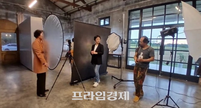 지난 19일 '빽방앗간'에서 백승휴 포토테라피가 '나'를 담는 예술" 작품 사진을 촬영하고 있다. ⓒ 프라임경제