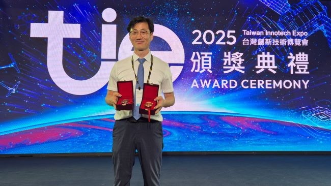 2025 대만 이노테크 엑스포에서 금상과 은상을 수상한 한스네트워크 김용현 대표가 수상 메달을 들고 기념촬영을 하고 있다. ⓒ 대구가톨릭대학교