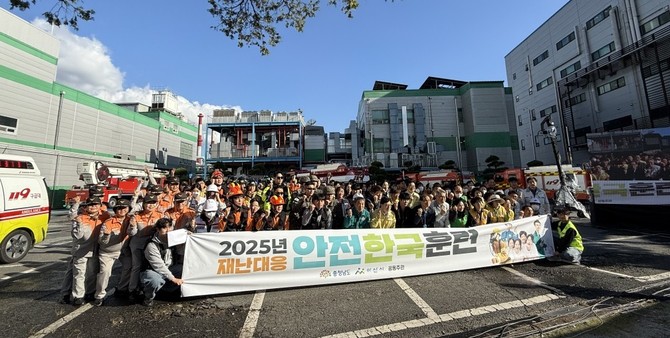 24일 실옥동 경보제약공장에서 가스폭발 화재와 유해화학물질 누출 상황을 가정한 '재난대응 안전한국훈련'을 실시 후 기념촬영을 하고 있다. ⓒ 아산시