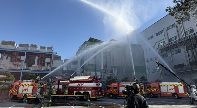 24일 실옥동 경보제약공장에서 가스폭발 화재와 유해화학물질 누출 상황을 가정한 '재난대응 안전한국훈련'을 실시 하고 있다. ⓒ 아산시