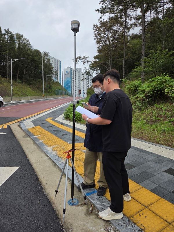 신설된 지적기준점을 점검하고 있는 영천시 관계자들. ⓒ 영천시