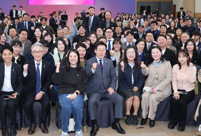 이 대통령은 "주가지수가 3900포인트를 넘어섰다"며 "미래가 조금 더 희망적이다라는 쪽에 판단한 사람드이 많다는 뜻인데 그게 현실이 될 수 있도록 만들어가고, 대구 지역의 산업과 대구 지역의 발전도 함께 이뤄질 수 있도록 노력하겠다"고 했다. ⓒ 연합뉴스