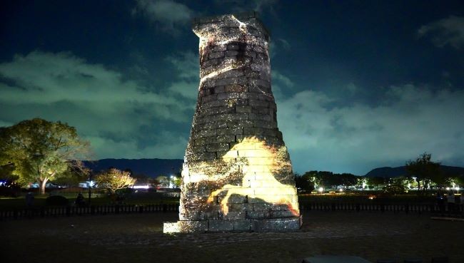 첨성대 외벽에 황금빛 말의 영상이 투사된 미디어파사드 장면. ⓒ 경주시
