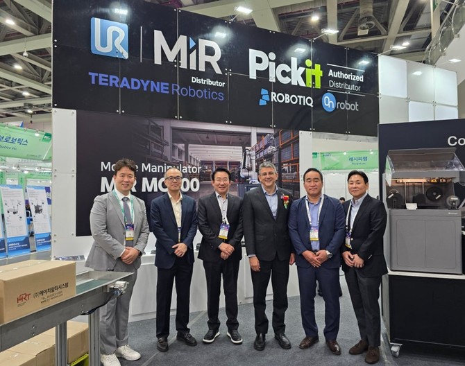 (왼쪽부터) 이내형 UR코리아 대표, 포이퉁 탕 테라다인로보틱스 아∙태지역 영업총괄 부사장, 강석환 와이투솔루션 대표, 장 피에르 하스우트 테라다인로보틱스 대표, 김만구 HRT로보틱스 대표, 오종민 와이투솔루션 부사장이 기념촬영을 하고 있다. ⓒ 와이투솔루션