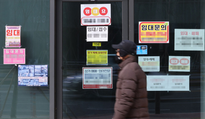 올해 2분기 말 자영업자 대출액은 사상 최대인 1069조6000억원으로 집계됐으며, 동기간 저소득 자영업자만 대출이 증가한 것으로 나타났다. ⓒ 연합뉴스