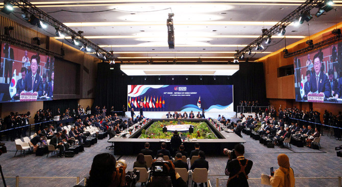 이 대통령은 "지난 30년 간 아세안과 한국의 인적 교류는 급속히 확대돼 아세안은 매년 1000만명의 한국인이 방문하는 중요한 지역이 됐다"고 말했다.