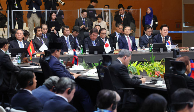 이 대통령은 "이번 아세안+3 정상회의가 위기 극복과 비전 실현을 가능케 하는 뜻깊은 논의의 장이 되길 기대한다"고 했다. ⓒ 연합뉴스