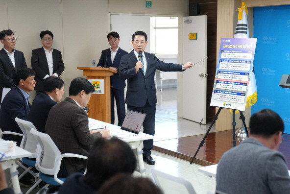 김영록 전라남도지사가 27일 도청 브리핑룸에서 금융지원, 유통혁신 등 전복 산업 위기 극복 5대 시책을 발표하고 있다. ⓒ 전남도