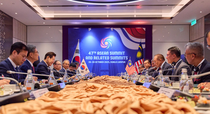 이 대통령은 아세안 정상회의 계기 안와르 말레시이아 총리와 한-말레이시아 정상회담을 가졌다. ⓒ 연합뉴스