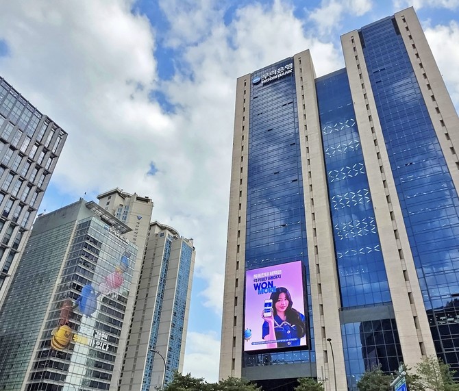 우리은행이 SK이노베이션(096770)의 액화천연가스(LNG) 발전 자회사인 '나래에너지서비스'와 '여주에너지서비스'의 신규 투자 유치에 필요한 총 3조원 중 2조6000억원 규모의 선순위 인수금융 자금 조달을 대표 주선기관으로서 성공적으로 마무리했다고 27일 밝혔다. © 우리은행