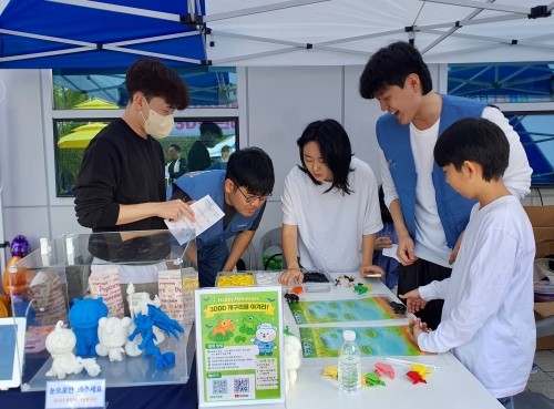유스꿈닥터 재능봉사단이 제2회 청소년 어울림마당'에서 3D 프린팅 부스를 운영하고 있다. ⓒ 광양제철소