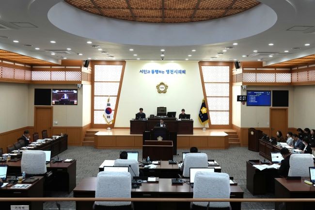영천시의회는 제248회 임시회 기간 중 집행부의 부서별 2026년 주요 업무보고를 청취하고 시정 발전을 위한 다양한 의견을 제시했다. ⓒ 영천시의회