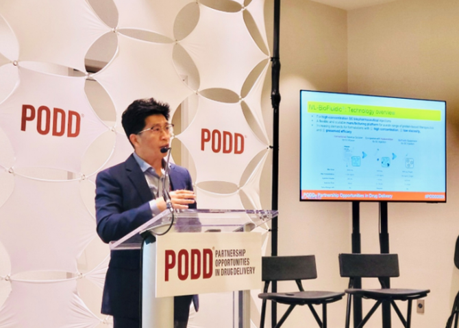 전찬희 인벤티지랩 CTO 전무가 '2025 PODD' 신규 플랫폼 발표 현장에서 프레젠테이션을 진행 중인 모습. ⓒ 인벤티지랩
