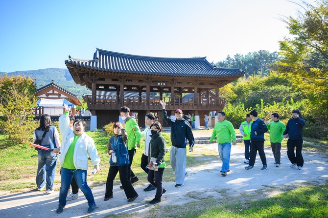 남해군장애인체육회가 이순신바다공원에서 장애인과 비장애인이 함께하는 걷기 행사를 개최하고 있는 모습. ⓒ 남해군