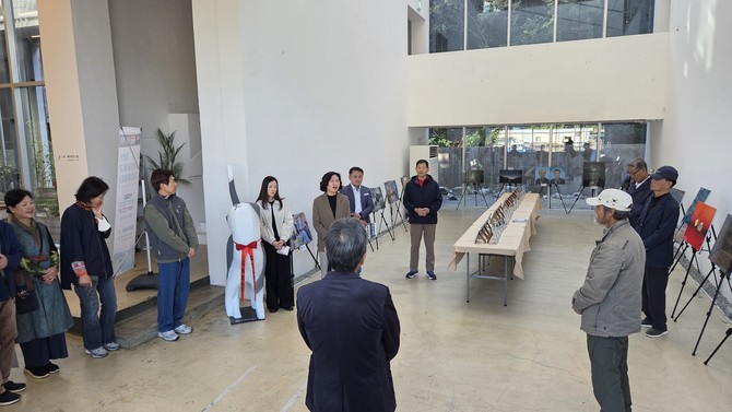 '미조면민 사진작가 2인'이 스페이스 미조 1층 전시실에서 개최한 특별사진전 '사진, 사람을 품고 미조를 담다' 전시회 개막 장면. ⓒ 남해군