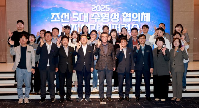 27일 대천해수욕장 일원에서 '조선 5대 수영성 협의체 지자체 간 컨퍼런스'를 개최 후 관계자들이 기념촬영을 하고 있다. ⓒ 보령시