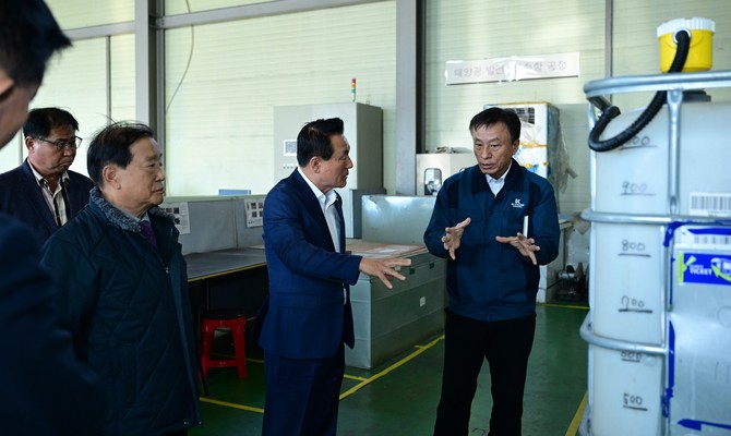 백성현 논산시장이 지난 27일 부경엔지니어링(주)를 방문해 생산 현장을 둘러보고 있다. ⓒ 논산시