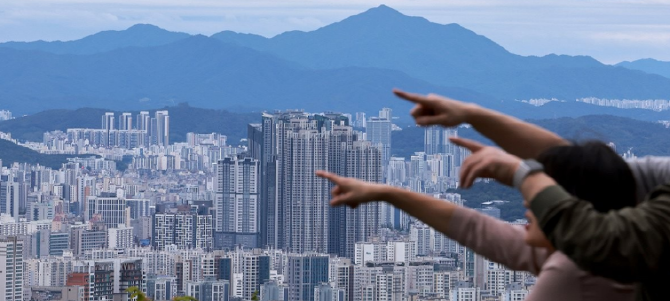 정부가 부동산 시장 안정을 위한 추가 대책으로 보유세 인상을 비롯한 세제 강화 방안을 본격적으로 검토할 것이라는 관측이 커지고 있다. © 연합뉴스