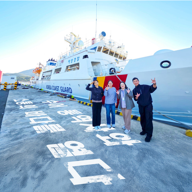 통영해경이 청각장애인 대상 해양안전 홍보와 구조 현장에서의 소통 지원 강화를 위해 수어통역사들을 대상으로 해양경찰의 주요 임무 소개와 경비함정, 구조장비 등을 직접 체험하고 있다. ⓒ 통영해경