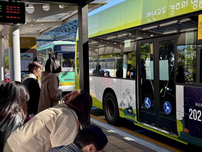 28일 경주역 버스정류장에서 '경주역-시청-보문단지'를 연결하는 셔틀버스 이용객들이 승차를 기다리고 있다. = 김주환 기자