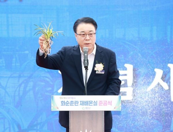 구복규 화순군수가 지난 9월27~28일 양일간 열린 '화순춘란 재배 온실 준공식'에서 중국 수출용 난을 들고 나와 선보이고 있다. ⓒ 화순군