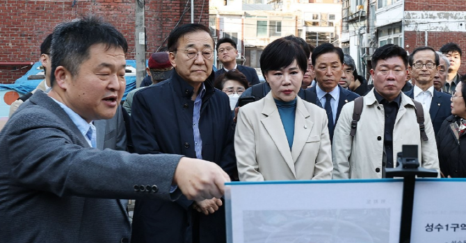 28일 서울 성동구 성수1구역 주택재건축정비사업 현장을 방문한 김윤덕 국토교통부 장관이 정비사업 등에 대한 브리핑을 받고 있다. © 연햡뉴스