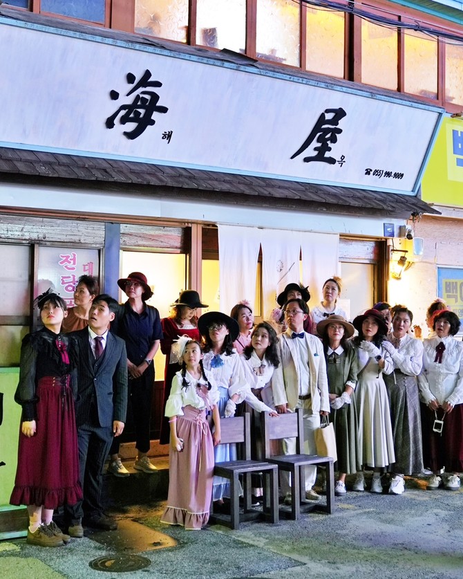 총 4회, 전 회차 매진을 기록하며 성황리에 마무리 된 '2025 모던보이즈 도보투어','이중섭과 시간여행자'가 공연되고 있는 모습. ⓒ 통영시