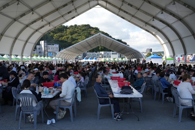 32만명이 방문해 대한민국 최고의 수산물 축제로 자리매김한 '통영어부장터축제'가 관심 속에 진행되고 있는 모습. ⓒ 통영시