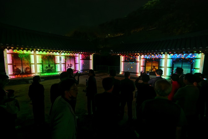 통영시가 13만여명의 시민과 관광객이 방문하며 성황리에 막을 내린 삼도수군통제영에서 진행된 '2025 국가유산 미디어아트 통영 삼도수군통제영'의 공연 모습. ⓒ 통영시