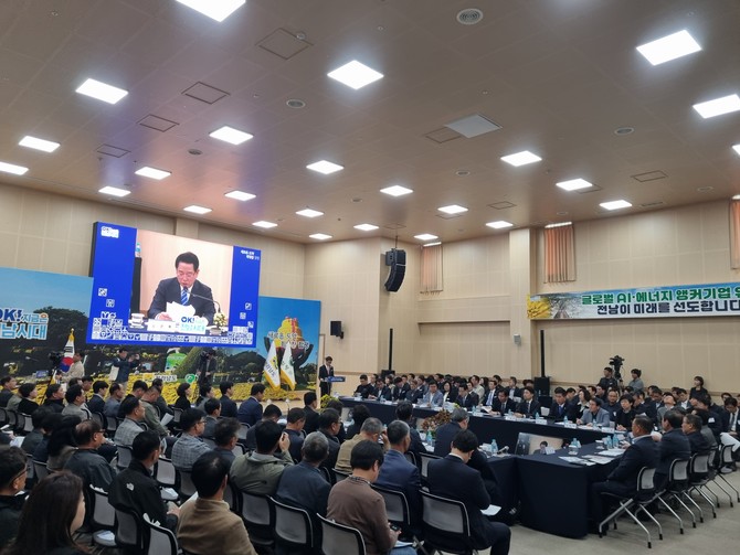 함평군 정책비전투어에서 인사말하는 김영록 전남지사. Ⓒ 전남도청종합기자단