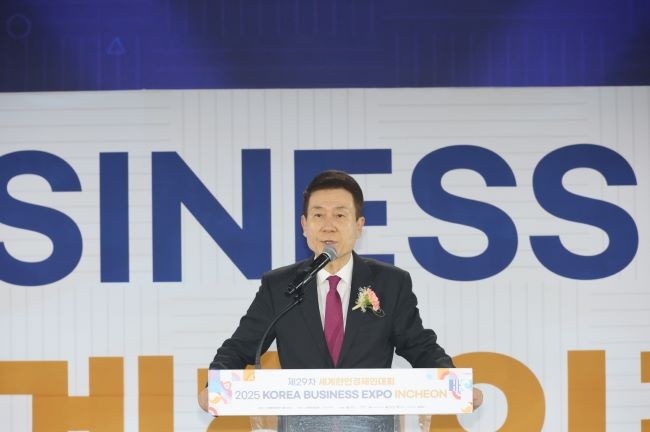 지난 27일 인천 송도컨벤시아에서 열리는 '제29차 세계한인경제인대회&2025 KOREA BUSINESS EXPO INCHEON'에 참석해 인사말을 하고 있는 이강덕 포항시장. ⓒ 포항시