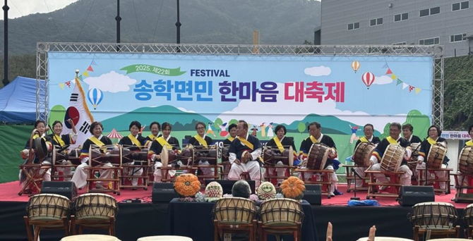 지난 25일 제천시 사회인야구장(송학면 무도리)에서 제22회 송학면민 한마음 대축제를 개최 장면. ⓒ 제천시