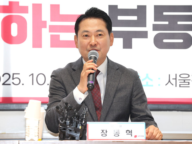 장동혁 국민의힘 대표는 28일 오후 서울 마표구 서울청년센터에서 열린 '청년 부동산 정책 간담회' 직후 기자들과 만나 "무리한 수사를 강행하게 되면 결국 이재명 정권의 몰락만 자초할 뿐"이라며 이같이 말했다. © 연합뉴스